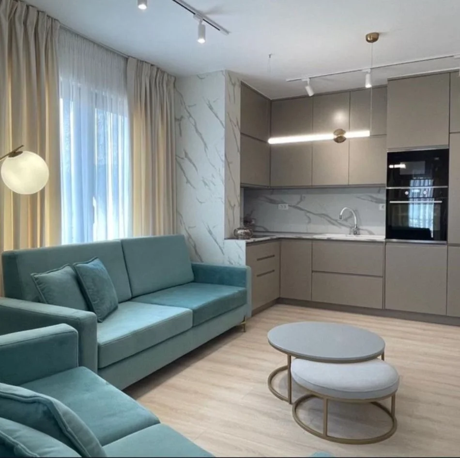 jepet me qera apartament Kati 8, 800 € (Bulevardi Zogu i Pare)