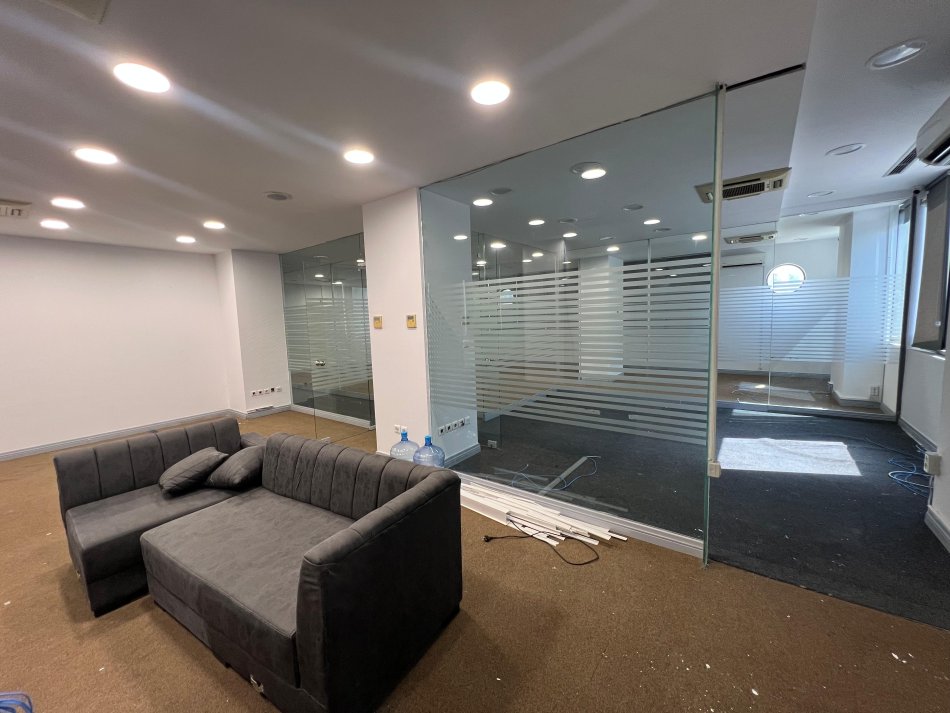 Tirane, jepet me qera zyre Kati 1, 265 m² 2.500 € (zogu i zi)
