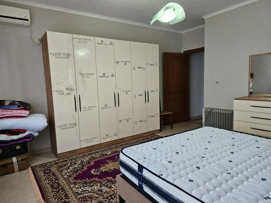 Tirane, jepet me qera apartament 2+1+Ballkon Kati 3, 600 € (Tek shkolla Siri Kodra)