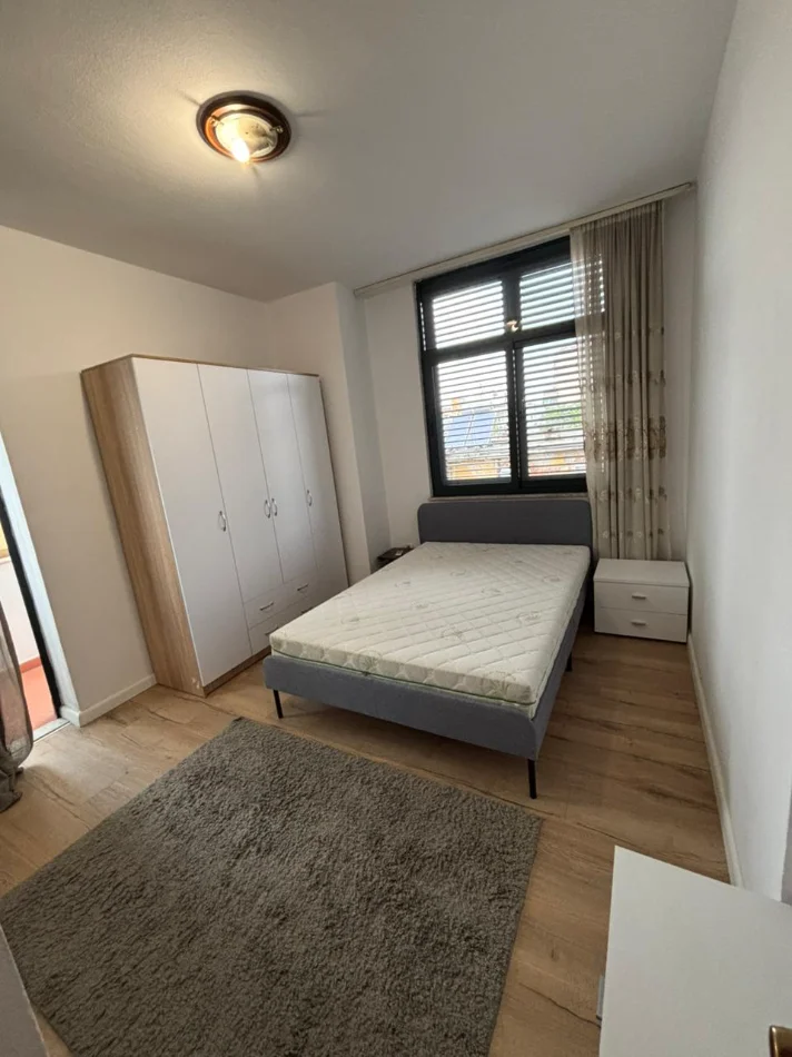 Tirane, jepet me qera apartament 3+1 Kati 2, 150 m² 1.100 € (21 Dhjetori)