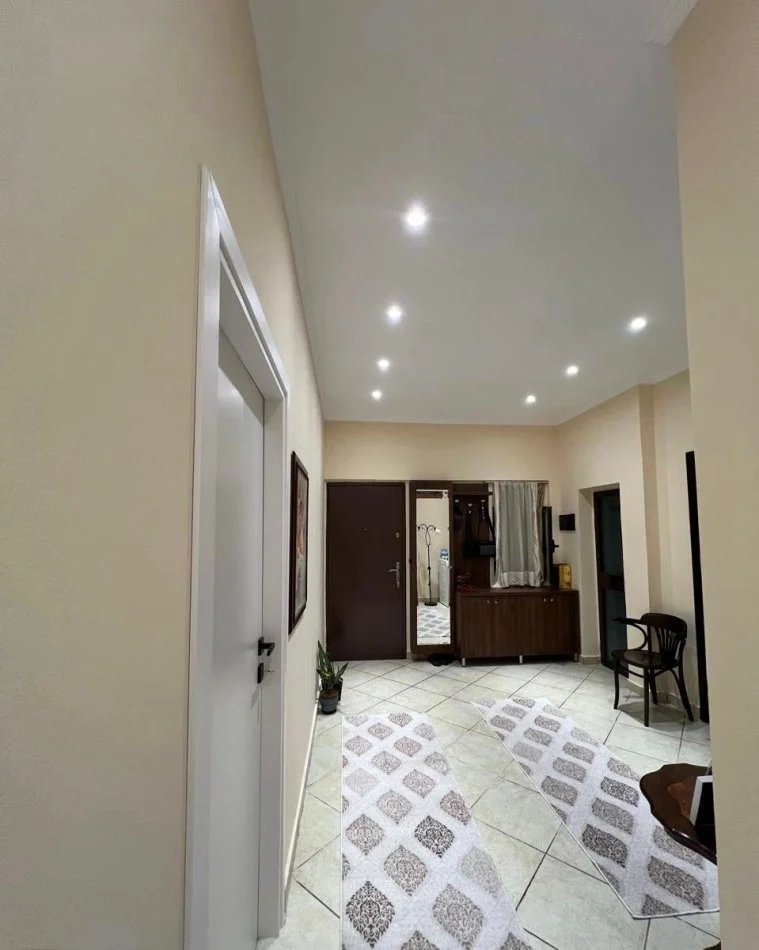 Tirane, jepet me qera apartament 2+1 Kati 1, 95 m² 500 € 