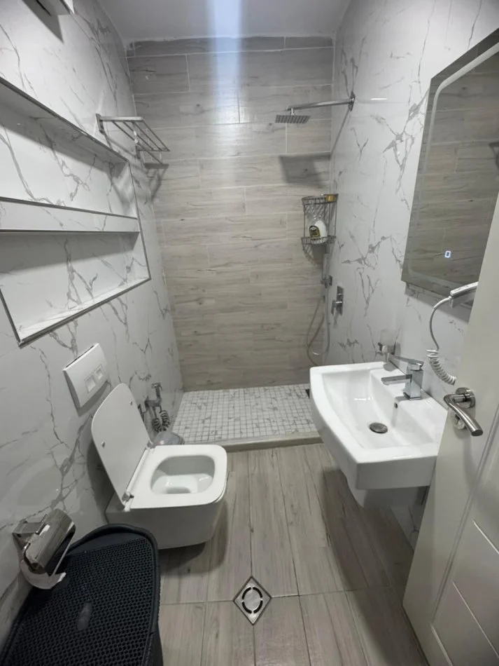 Tirane, jepet me qera apartament 1+1+Ballkon Kati 5, 70 m² 600 € (zona 5 Maj)