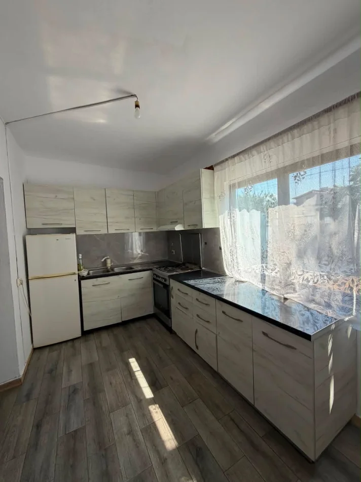 Tirane, jepet me qera apartament 1+1 Kati 0, 60 m² 400 € (Rruga Stavri themeli pran ish globe)