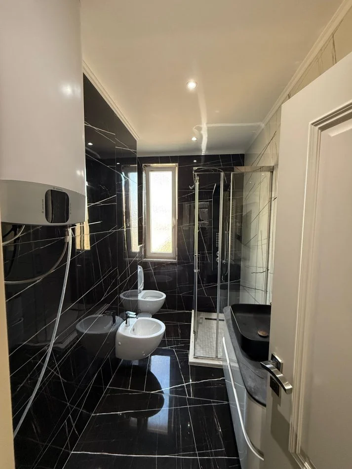 Tirane, jepet me qera apartament 2+1+Aneks+Ballkon Kati 7, 117 m² 1.000 € (Rruga Xhanfize Keko)