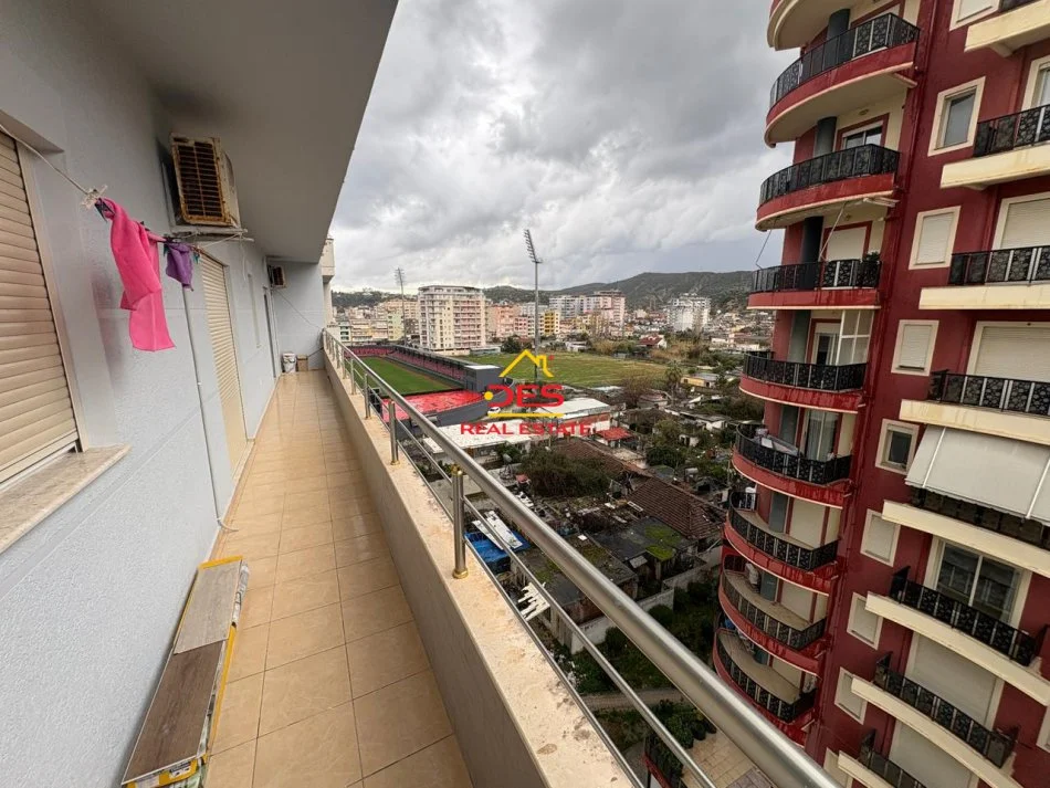 Vlore, jepet me qera apartament 2+1+Ballkon Kati 8, 90 m² 700 € (Rruga Pelivan Leskaj)