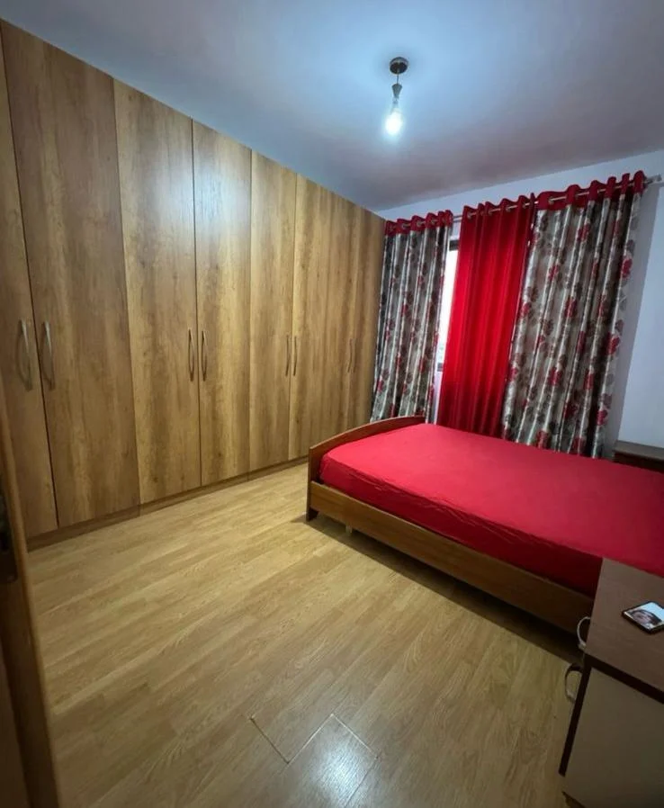 Tirane, jepet me qera apartament 1+1+Ballkon , 70 m² 550 € (RRUGA E DIBRES)