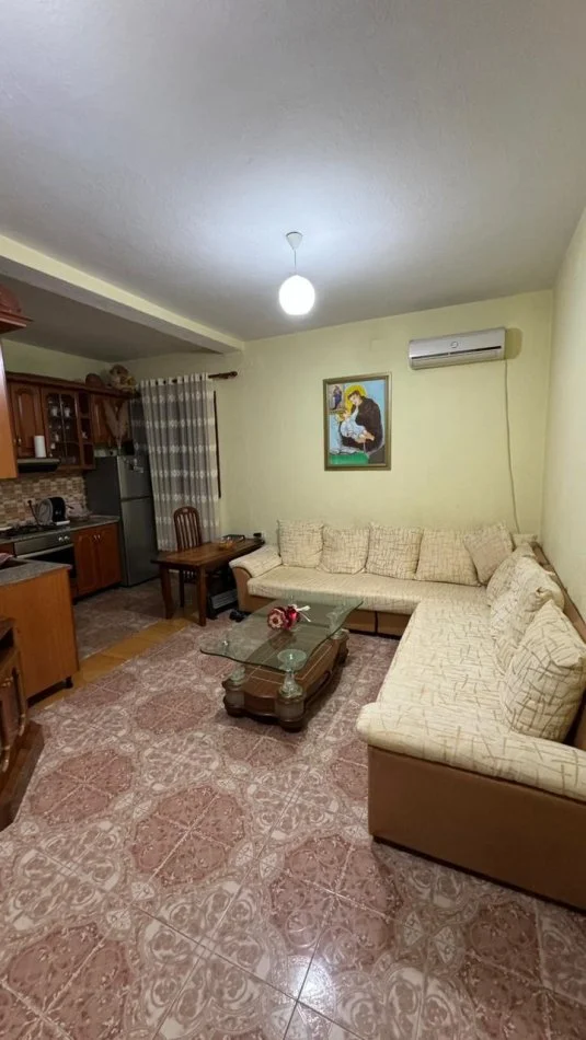 Tirane, jepet me Qira Shtepi 2+1 + Vend Parkimi Kati 1, 95 m² 425 € (Laprake, Mbrapa Spitalit Ushtarak) OPP49585