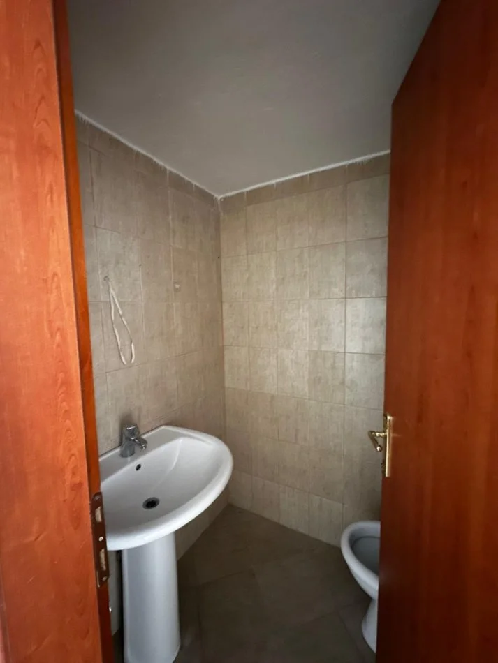 Tirane, jepet me qera zyre Kati 0, 83 m² 850 € (Selvia)