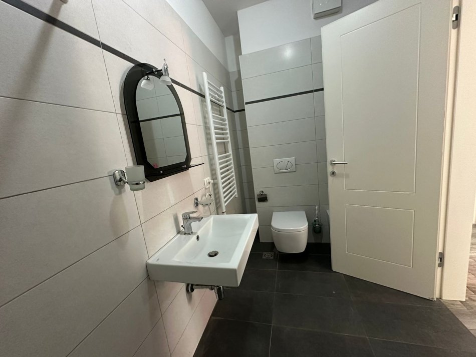 Tirane, jepet me qera apartament 2+1 Kati 5, 120 m² 600 € (Kompleksi Deliojorgji)