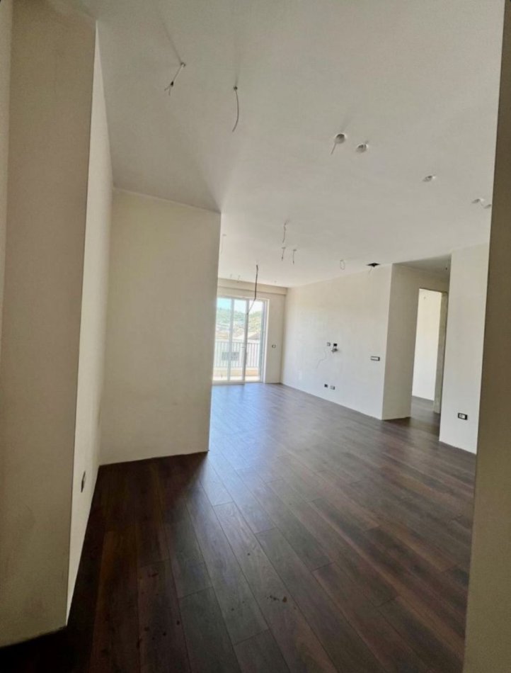 Tirane, jepet me qera zyre Kati 9, 95 m² 1.000 € (Komuna e Parisit)