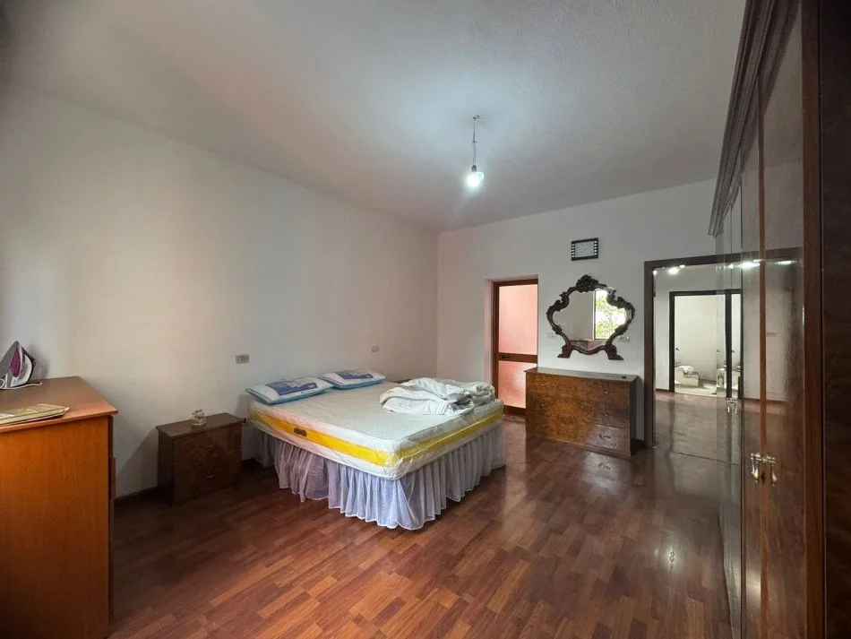 Tirane, jepet me qera apartament 2+1+Ballkon Kati 2, 100 m² 500 € (Rruga 5 Maji)