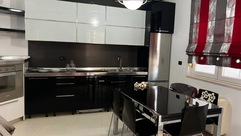 Tirane, jepet me qera apartament 2+1+Ballkon Kati 3, 90 m² 750 € (SULEJMAN DELVINA)