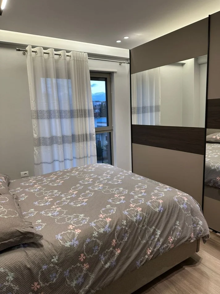 Tirane, jepet me qera apartament 2+1 Kati 3, 78 m² 900 € (Shkolla e Kuqe)