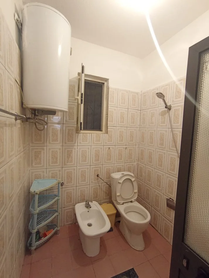 Tirane, jepet me qera apartament 1+1+Ballkon Kati 1, 60 m² 300 € (Don Bosko,prane xhamise)