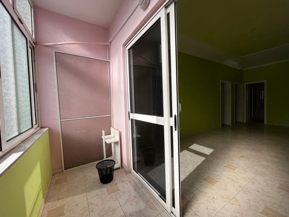 Tirane, jepet me qera 3+1 Kati 3, 115 m² 700 € (21 Dhjetori)