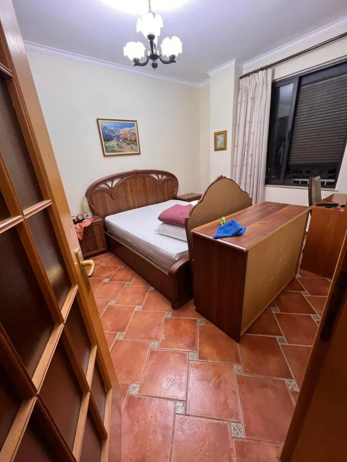 Tirane, jepet me qera apartament 1+1+Ballkon Kati 7, 86 m² 600 € (ne Bllok)