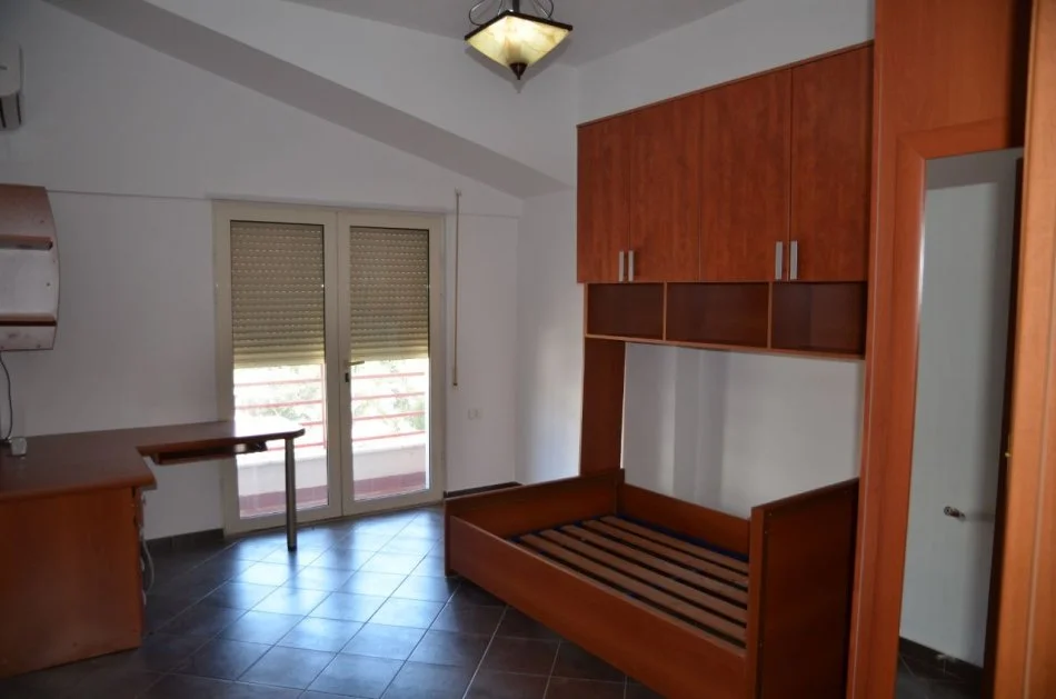 Tirane, jepet me qera apartament 4+1 Kati 5, 1.200 € 