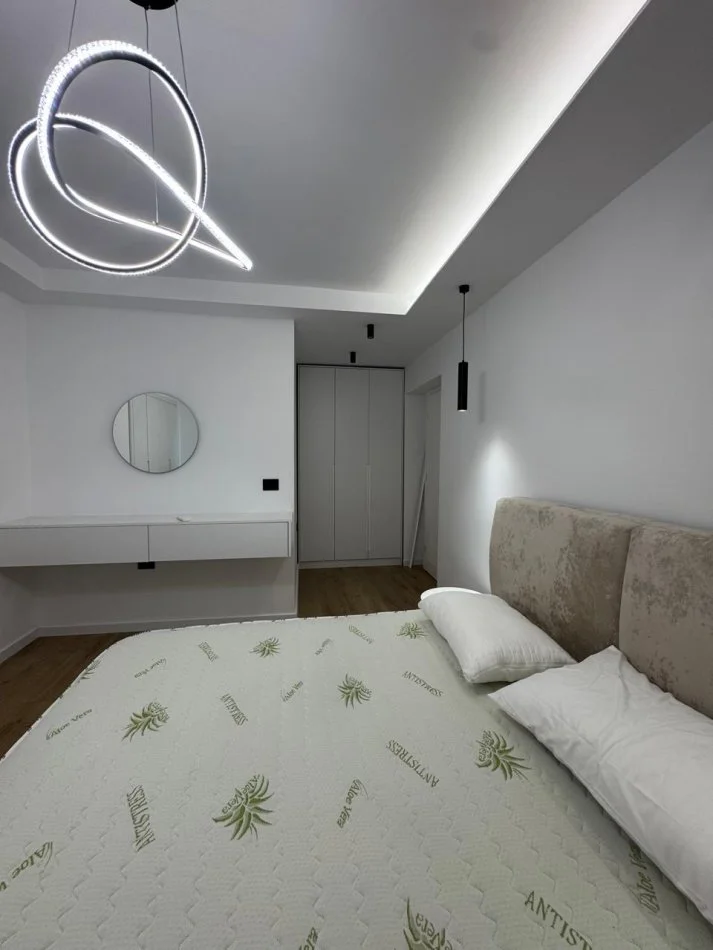 Tirane, jepet me qera apartament 1+1+Ballkon Kati 2, 900 € (Qender, Piazza)