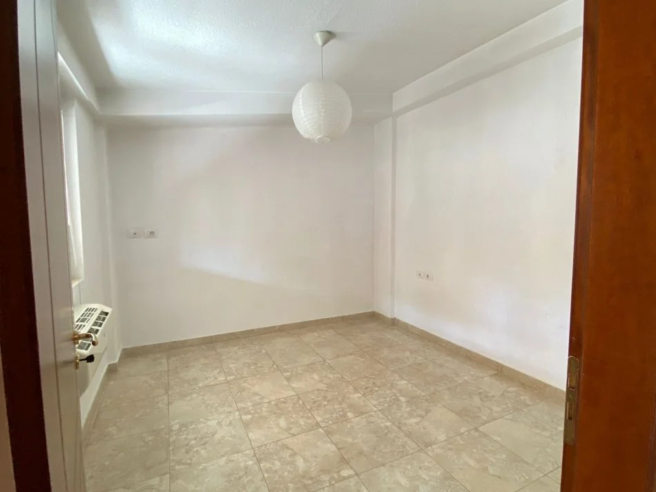 Tirane, jepet me qera apartament 3+1+Ballkon Kati 7, 310 m² 1.500 € (Liqeni i Thate)
