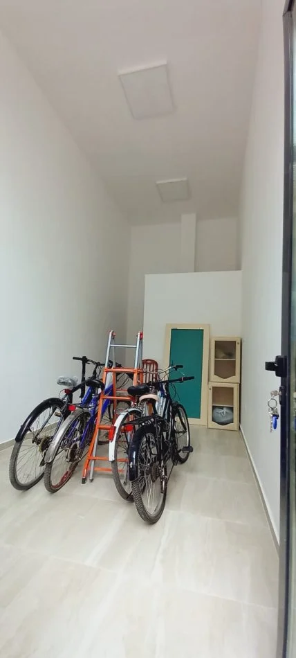 Tirane, jepet me qera dyqan , Kati 0, 20 m² 300 € (Jepet me qira dyqan Komuna e Parisit)