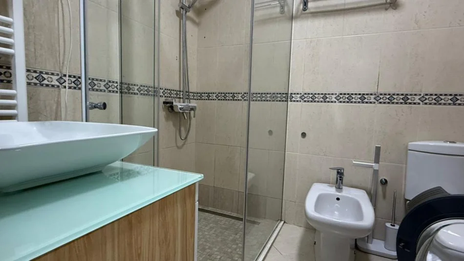 Tirane, jepet me qera apartament 2+1 Kati 3, 130 m² 1.200 €