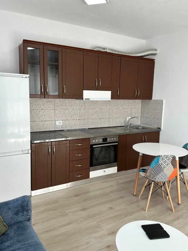 Tirane, jepet me qera 1+1+Ballkon Kati 5, 65 m² 370 € (rruga tom plezha)