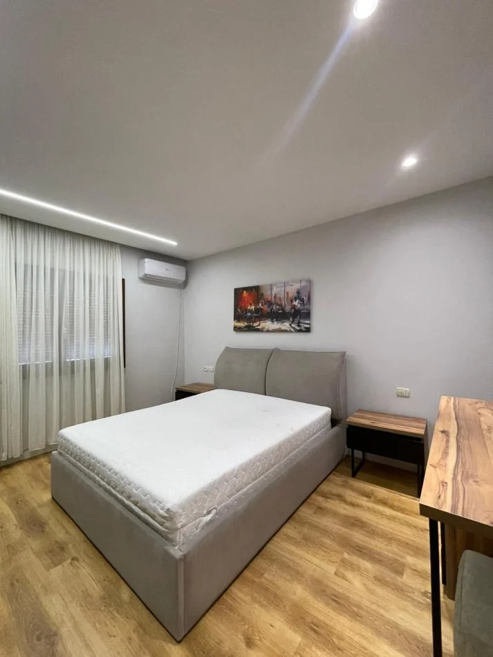 Tirane, shitet apartament 1+1 Kati 4, 75 m² 165.000 € (Komuna e Parisit)