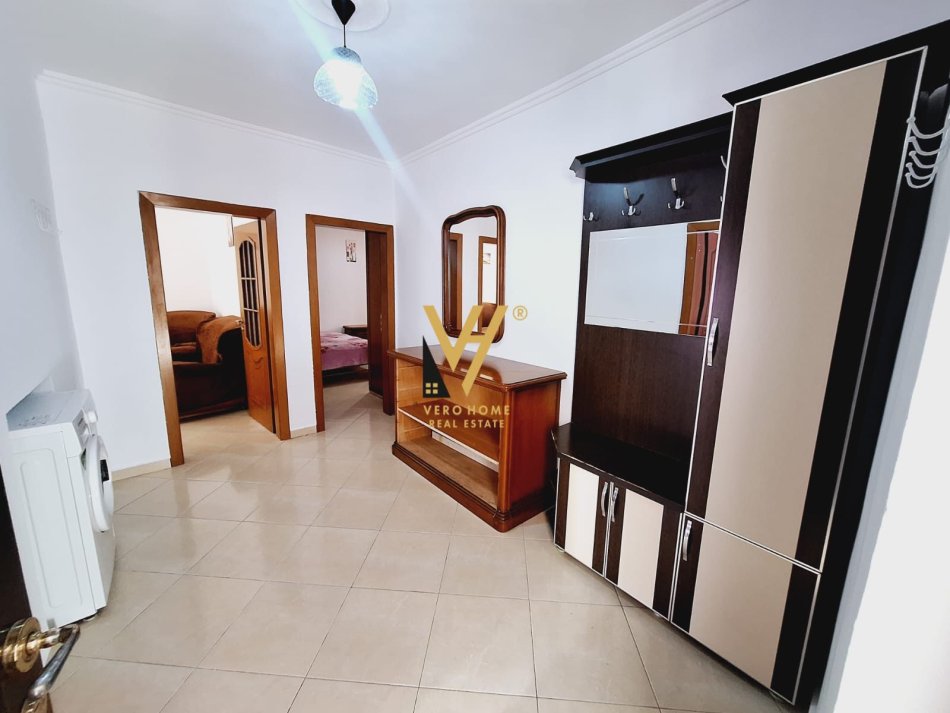 Tirane, jepet me qera apartament 2+1+Ballkon Kati 4, 60 m² 470 € (QENDER)