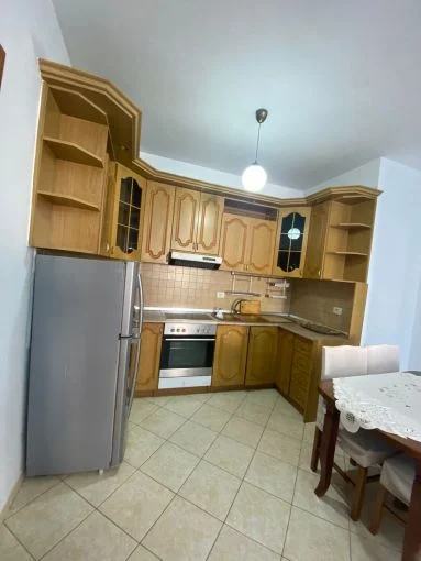 Tirane, jepet me qera apartament 3+1+Aneks+Ballkon Kati 6, 750 € (ish stacioni i trenit , zogu i zi)