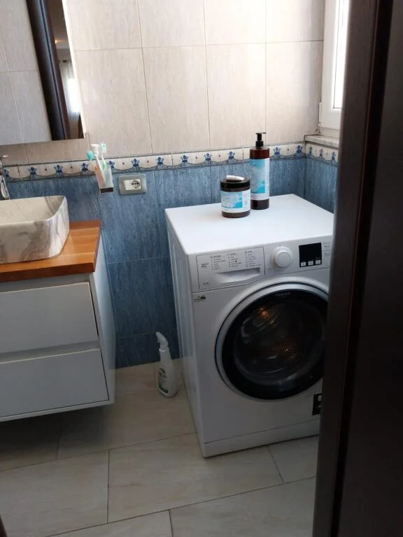 jepet me qera , 800 €