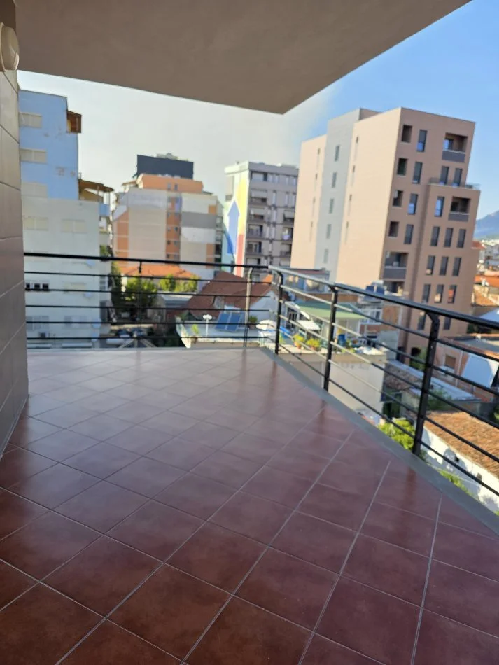 Tirane, jepet me qera apartament , 85 m² 550 € 