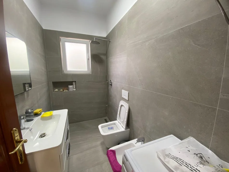 Tirane, jepet me qera Vile 2+1+Aneks Kati 1, 700 € (Pallati Brigatave)