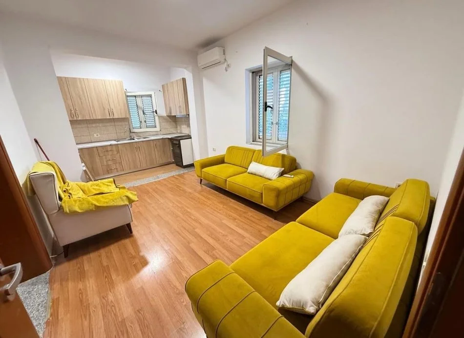 Tirane, jepet me qera apartament 2+1 Kati 2, 85 m² 500 € (Rruga kongresi i lushnjes)