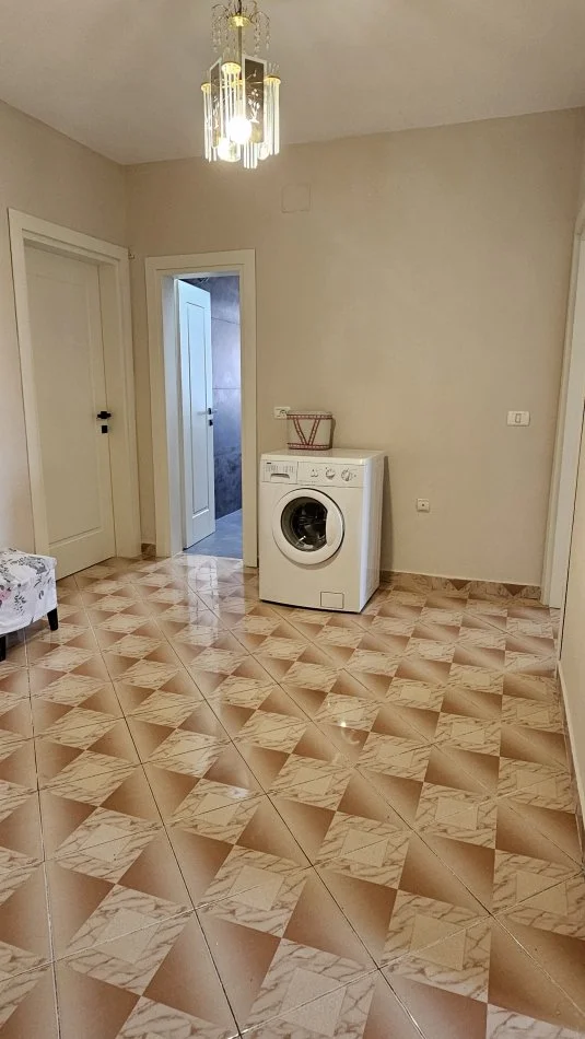 Tirane, jepet me qera apartament 2+1+Ballkon Kati 5, 75 m² 500 € 