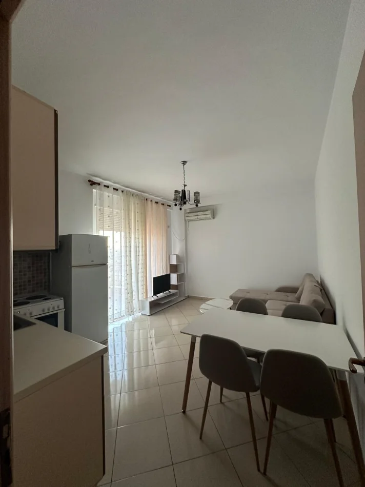 Tirane, jepet me qera apartament 1+1 Kati 4, 65 m² 400 € (Fresku)