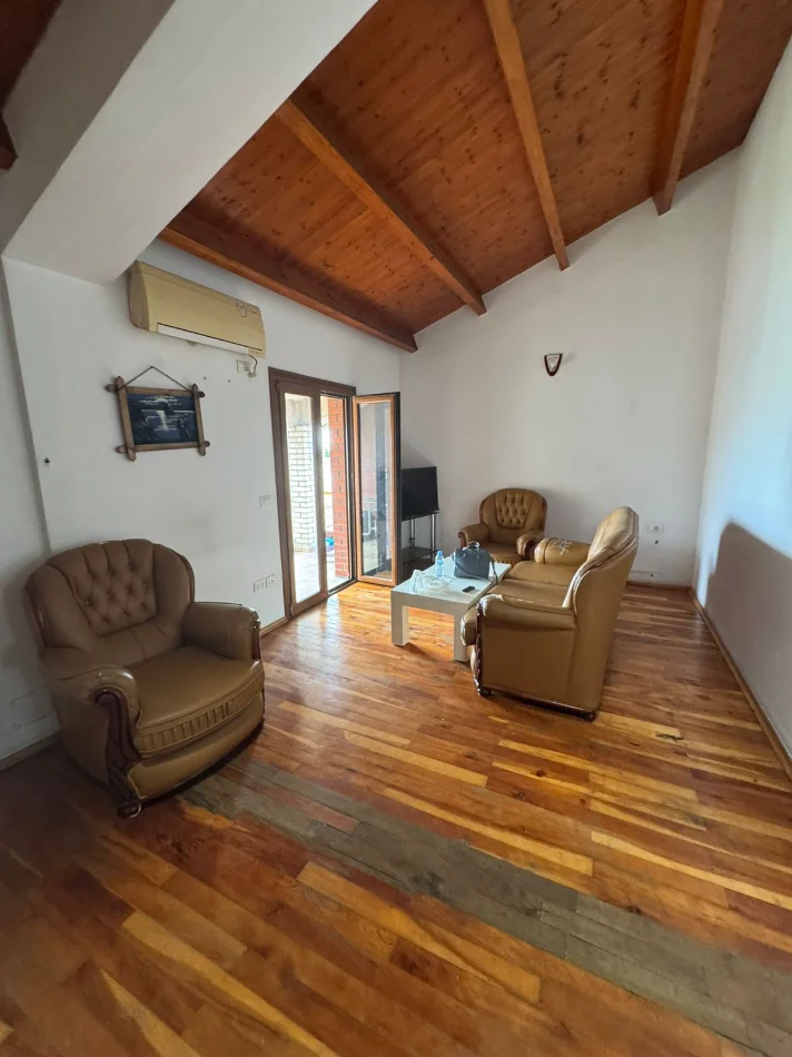 Durres, jepet me qera apartament 1+1 Kati 3, 200 € (Kenete, Durres)