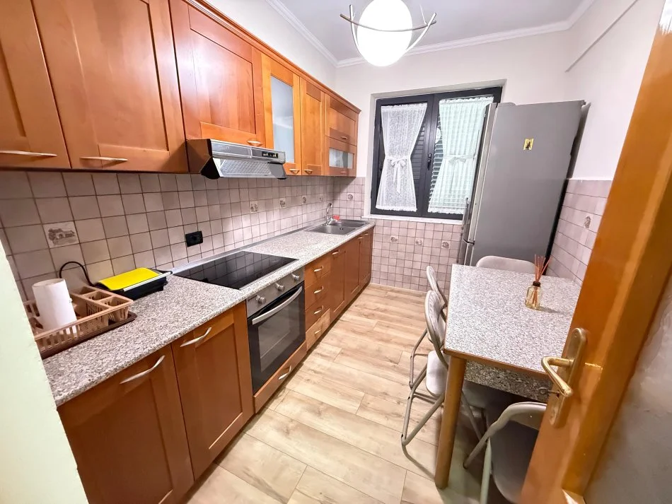 Tirane, jepet me qera apartament 3+1 Kati 3, 120 m² 650 € (Rruga e kavajes)