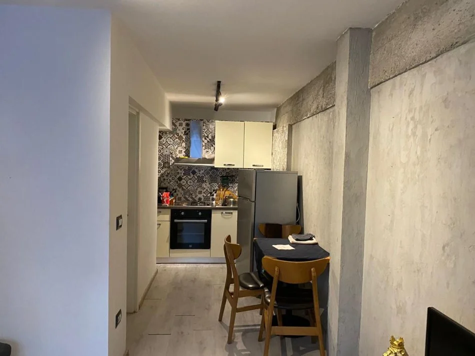 Tirane, jepet me qera apartament 1+1 Kati 1, 65 m² 450 € (Rruga Karl Gega)
