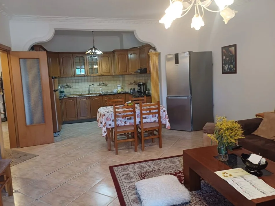Tirane, jepet me qera apartament 2+1+Ballkon Kati 5, 650 € (Gjin Bue Shpata)