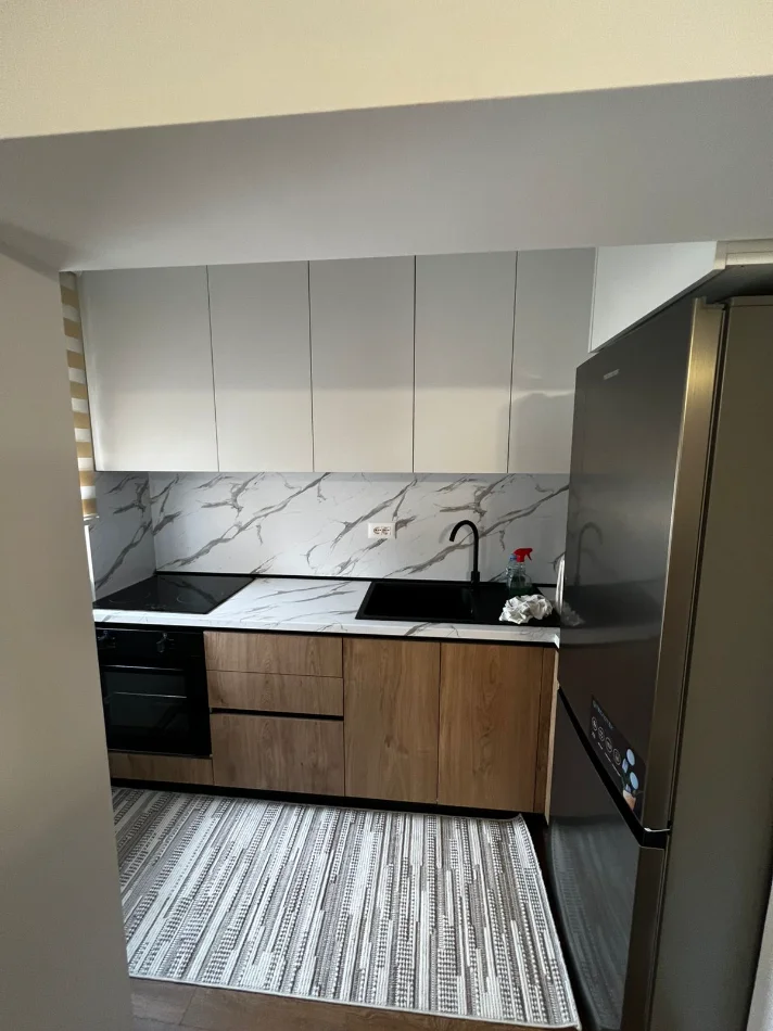 Tirane, jepet me qera apartament 2+1+Ballkon Kati 4, 77 m² 700 € (Ali Demi)