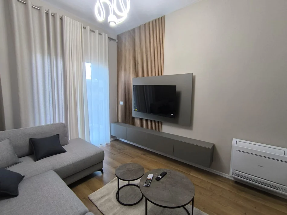 Tirane, jepet me qera apartament 1+1 Kati 6, 76 m² 600 € (Apartament me qira 1+1 te Kompleksi Aura)