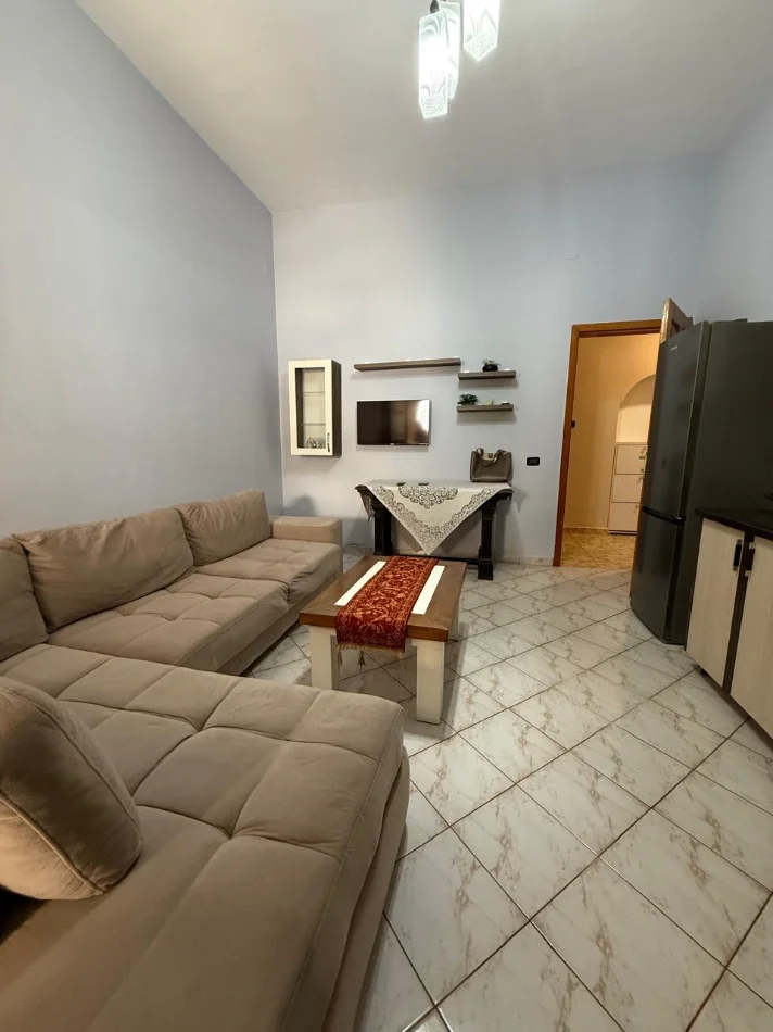 Tirane, jepet me qera apartament 1+1+Aneks+Ballkon Kati 3, 550 € (komuna e parisit)