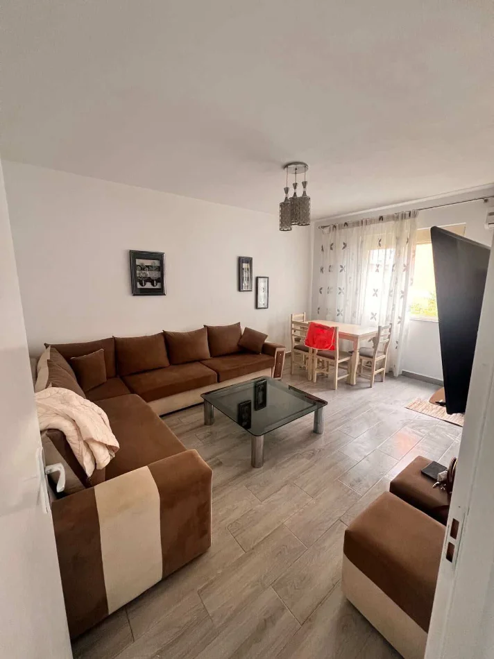 Tirane, jepet me qera apartament 1+1+Aneks+Ballkon Kati 4, 550 € (rruga ali demi , ish tregu elektrik)