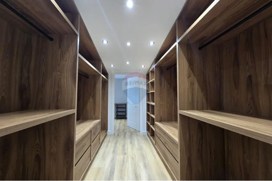 Tirane, shitet Dublex , 215 m² 420.000 € (Liqeni i Thate)