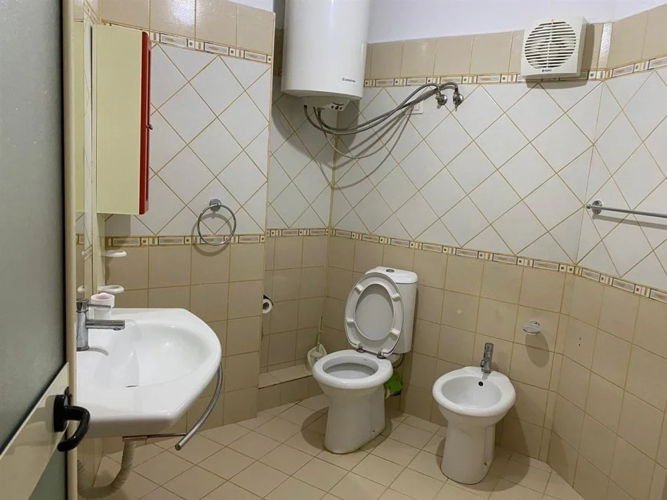 Tirane, jepet me qera apartament 1+1+Ballkon Kati 5, 60 m² 350 € (rruga Muhamet Deliu)