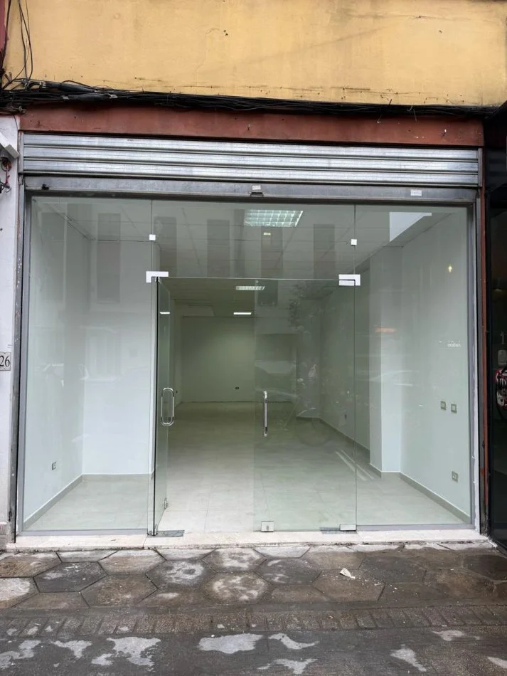 Tirane, jepet me qera dyqan Kati 0, 74 m² 700 € (21 dhjtori)