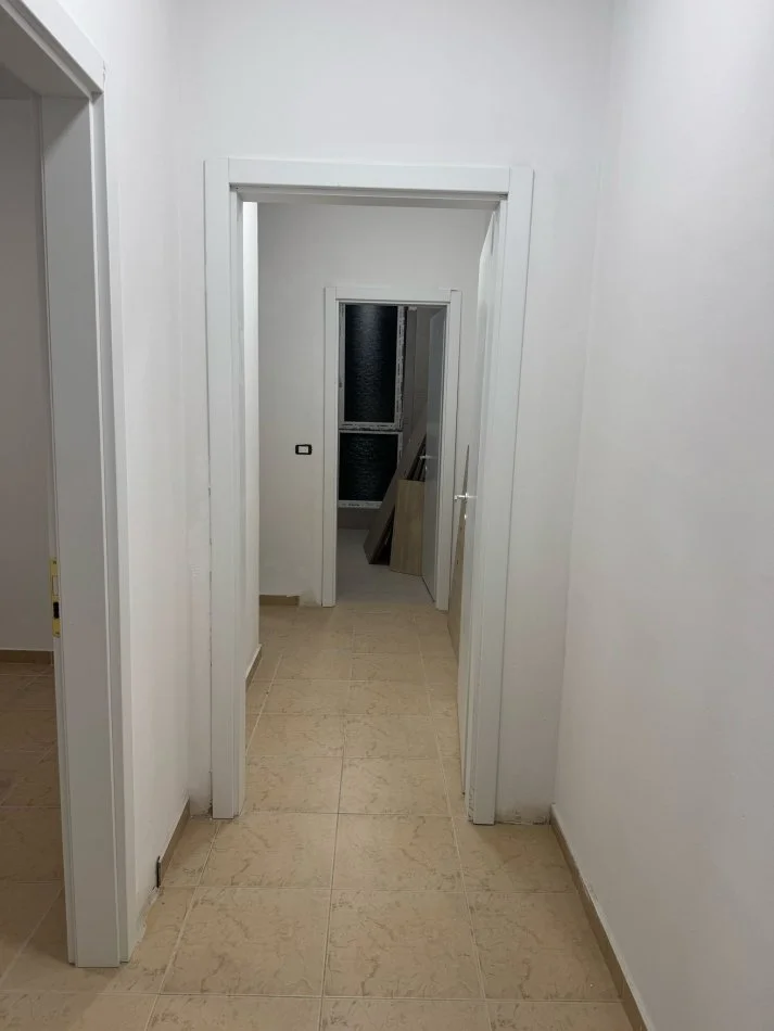 Tirane, jepet me qera ambjent biznesi Kati 1, 1.300 € (ish stacioni i trenit)