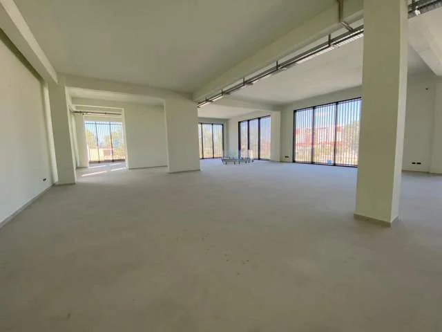 Tirane, jepet me qera ambjent biznesi Kati 0, 3.600 m² 15.000 Euro (Mezeze)