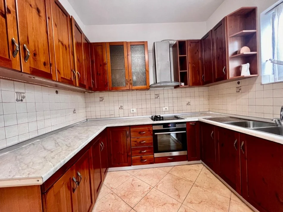 Tirane, jepet me qera Vile 2+1 , 140 m² 700 € (Sauk i vjeter)