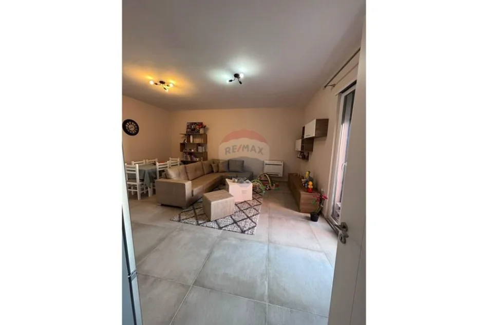 Tirane, jepet me qera apartament 1+1 Kati 5, 85 m² 400 € 